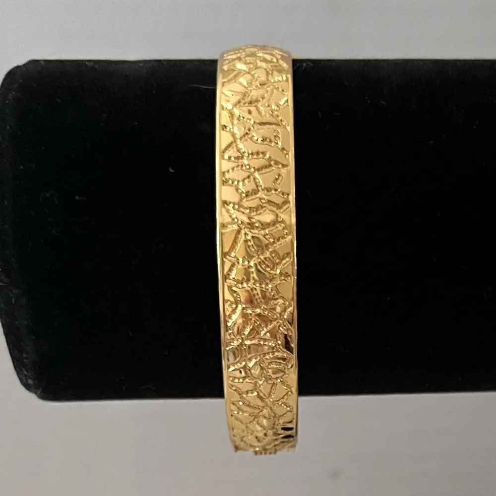 Vintage MONET Gold Tone Textured Hinged Bangle Bracelet